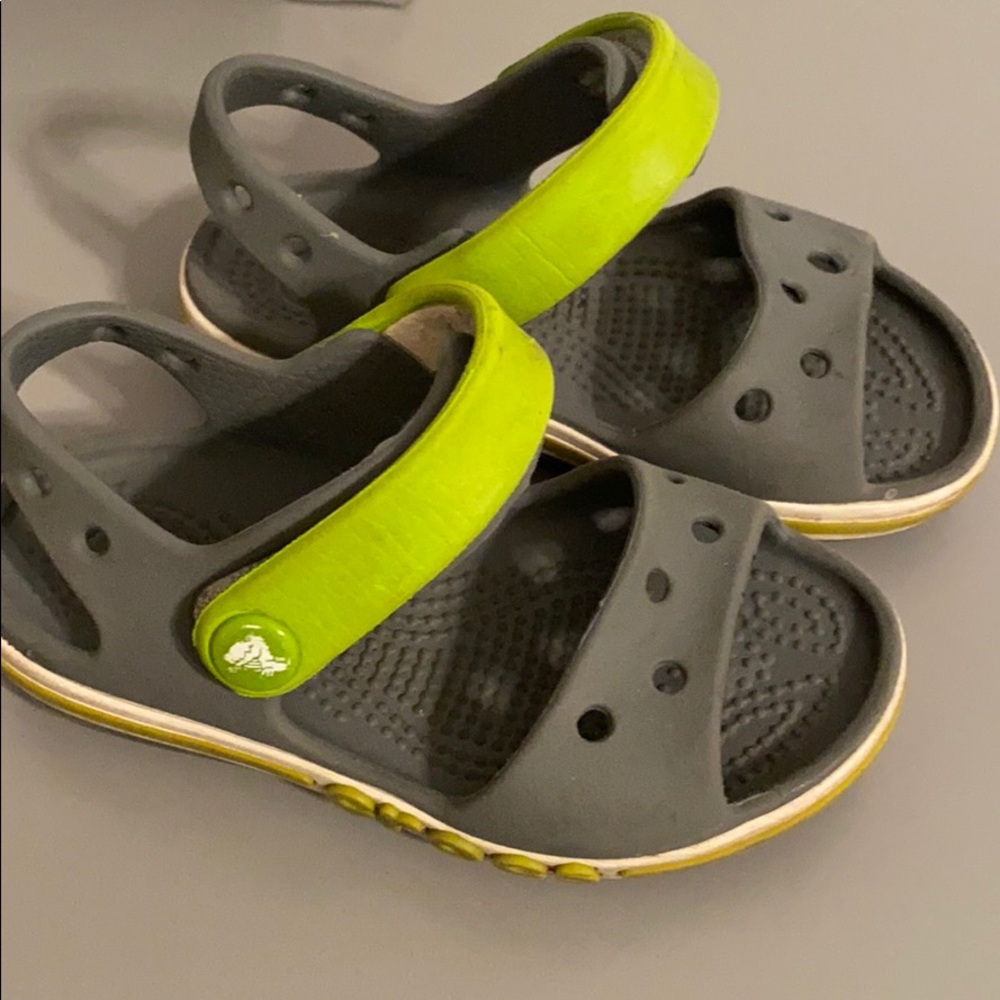Unisex Kids crocs sandals size 6.